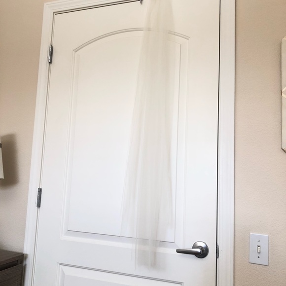 🖤 Gorgeous Light Ivory Single Tier Wedding Veil - Picture 2 of 5